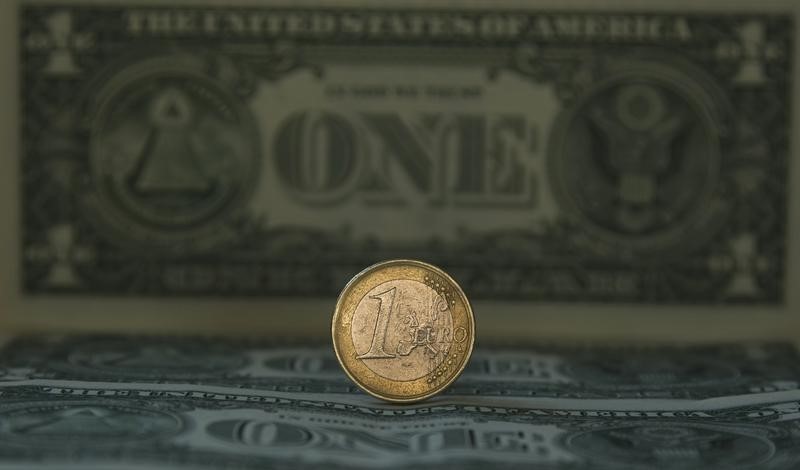 Курс евро к доллару упал до 11-летнего минимума